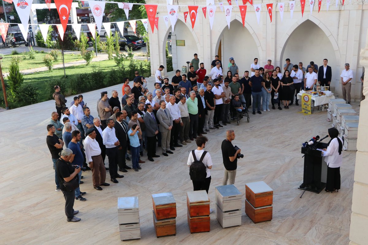 SiirtValiligi's tweet photo. Arıcılık ile Siirt'imiz bereketlenmeye devam ediyor.
 
Valimiz Sn. @Dr_KemalKzlkaya , 
 
🔶Üretim ve İstihdamın artırılması için #SiirtValiliği desteğiyle 'Arıcılık ve Arı Ürünlerini Geliştirme Projesi' kapsamında düzenlenen Arı Kovanı Dağıtım Programına katıldı. 🐝🍯
 
🔶Üreticilere desteklerin artarak devam ettiğini belirten Vali Kızılkaya, " 6⃣ milyon bütçe, % 5⃣0⃣ hibe desteği ile 1⃣0⃣0⃣ arıcı ailemize 2⃣0⃣0⃣0⃣ adet arılı kovan dağıtımının yapıldığını, projenin sektöre büyük bir destek sağladığını belirterek emeği geçen kurum ve kişilere teşekkür etti.

Vali Kızılkaya, 🎯 Hedefimiz; Bal üretiminde Türkiye’de ilk 5️⃣ , Arı Kovanı sayısında da ilk 🔟’a girmektir.  

 #SiirtTarımŞehri 
 #ArıKovanı
 #PervariBalı
 #Siirt