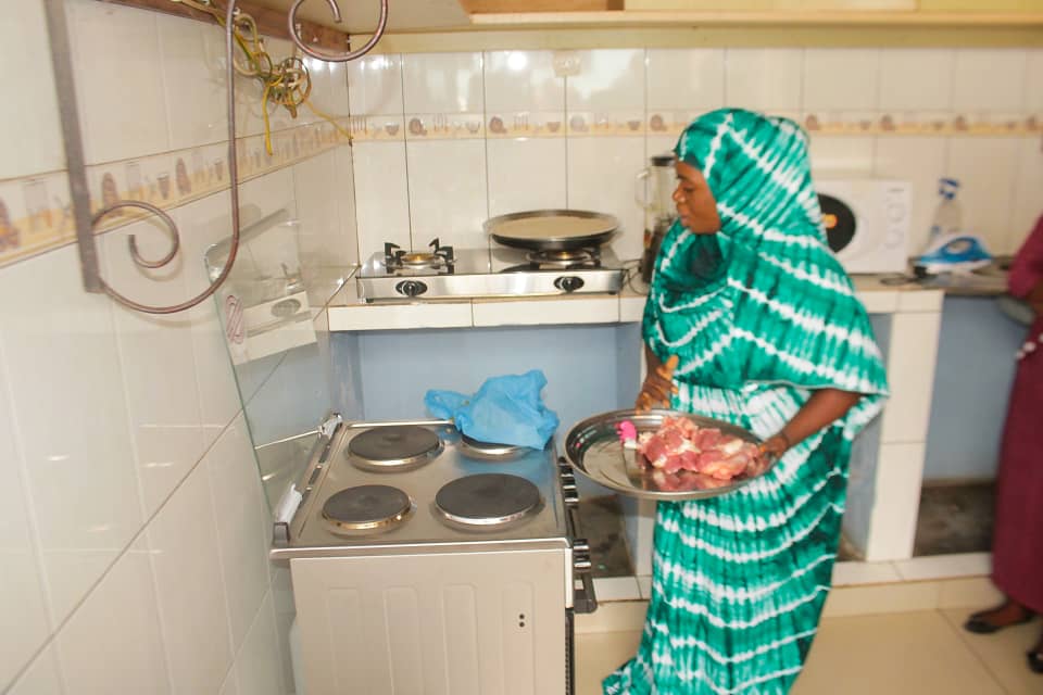 murerwasolange1's tweet photo. Kur'uyu wa 6Ruheshi,nari ndamutse nishikira  ku cicaro c'ikigo #STJO nsanzwe ndongoye, mu ntumbero yokwirabira uko abigeme n'abakenyezi bariko barakurikirana inyigisho zizobafasha gukorera mu bihugu vy'abarabu ziriko ziragenda.
Tubibutse ko kwiyandikisha ari k'ubuntu. https://t.co/OeLR4YQXp6