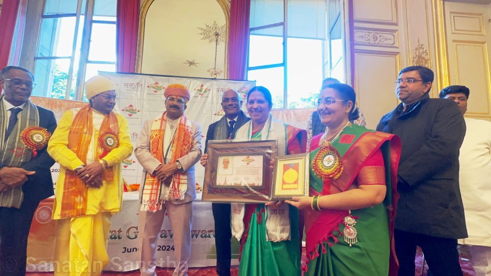 SanatanPrabhat's tweet image. Founder of @SanatanSanstha Sachchidananda Parabrahman Dr Jayant Athavale conferred with the 11th ‘Bharat Gaurav Award’

Grand ceremony at the French Senate

ShriSatshakti (Mrs) Binda Singbal and ShriChitshakti (Mrs) Anjali Gadgil accepted the award on His behalf

Read More :…