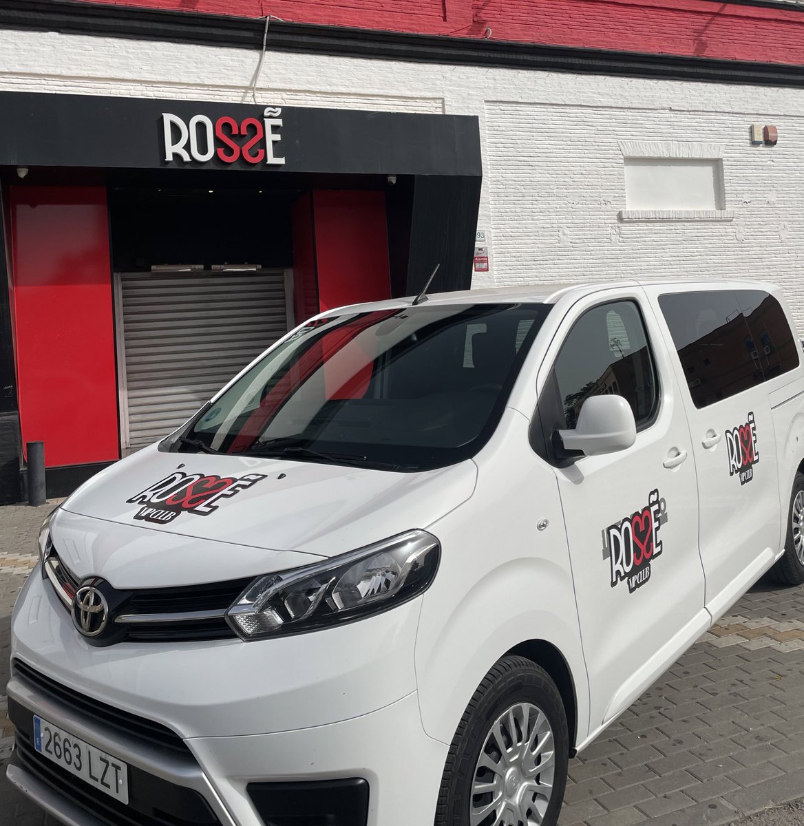 ¡Si la ves móntate y te llevamos de fiesta!
¡Súbete a la Rosseneta! 🌹🍾