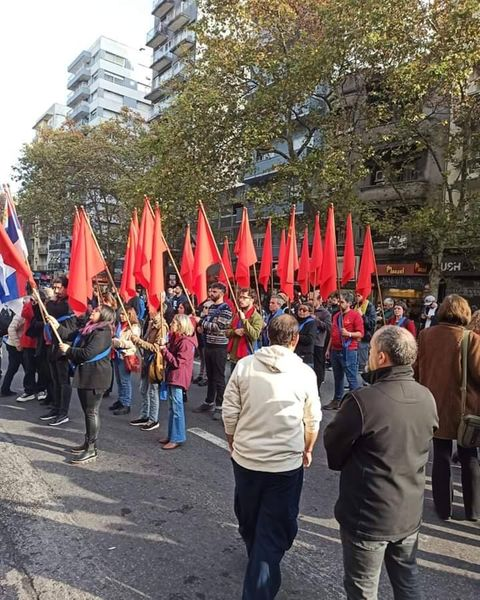 RomeroPiriz's tweet photo. Guardia #comunista en la Universidad.
Dirigentes de #Fenapes y algunos de los que "defienden" la embajada de la dictadura de Diaz Canel en #Cuba cuando manifiestan los @cubanoslibresuy por LIBERTAD.
@ConvzlaUY https://t.co/d7L1gb0jYH