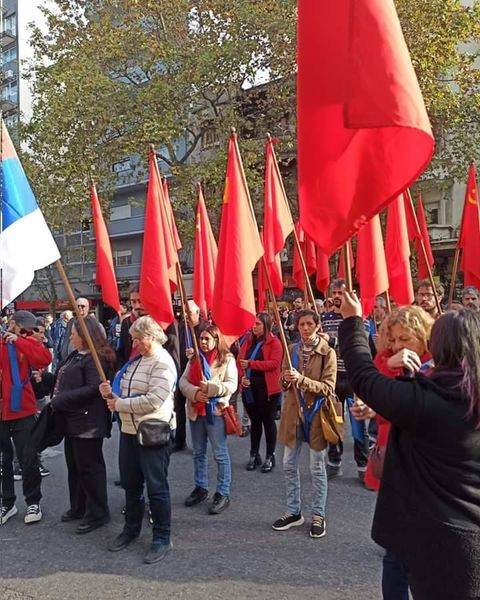 RomeroPiriz's tweet photo. Guardia #comunista en la Universidad.
Dirigentes de #Fenapes y algunos de los que "defienden" la embajada de la dictadura de Diaz Canel en #Cuba cuando manifiestan los @cubanoslibresuy por LIBERTAD.
@ConvzlaUY https://t.co/d7L1gb0jYH