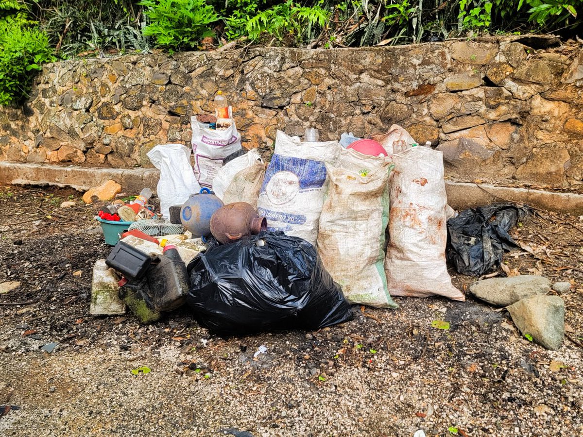SantaAnaNorte_'s tweet photo. #SantaRosaGuachipilín || Se inició con la campaña de deschatarrizacion en Cantón Matazano, coordinada con empleados del Distrito de Santa Rosa Guachipilín y la presidenta de la ADESCO Magdalena Pineda, una lideresa Comprometida con su comunidad. ♻️🗑️ https://t.co/ysLHwdNUvK