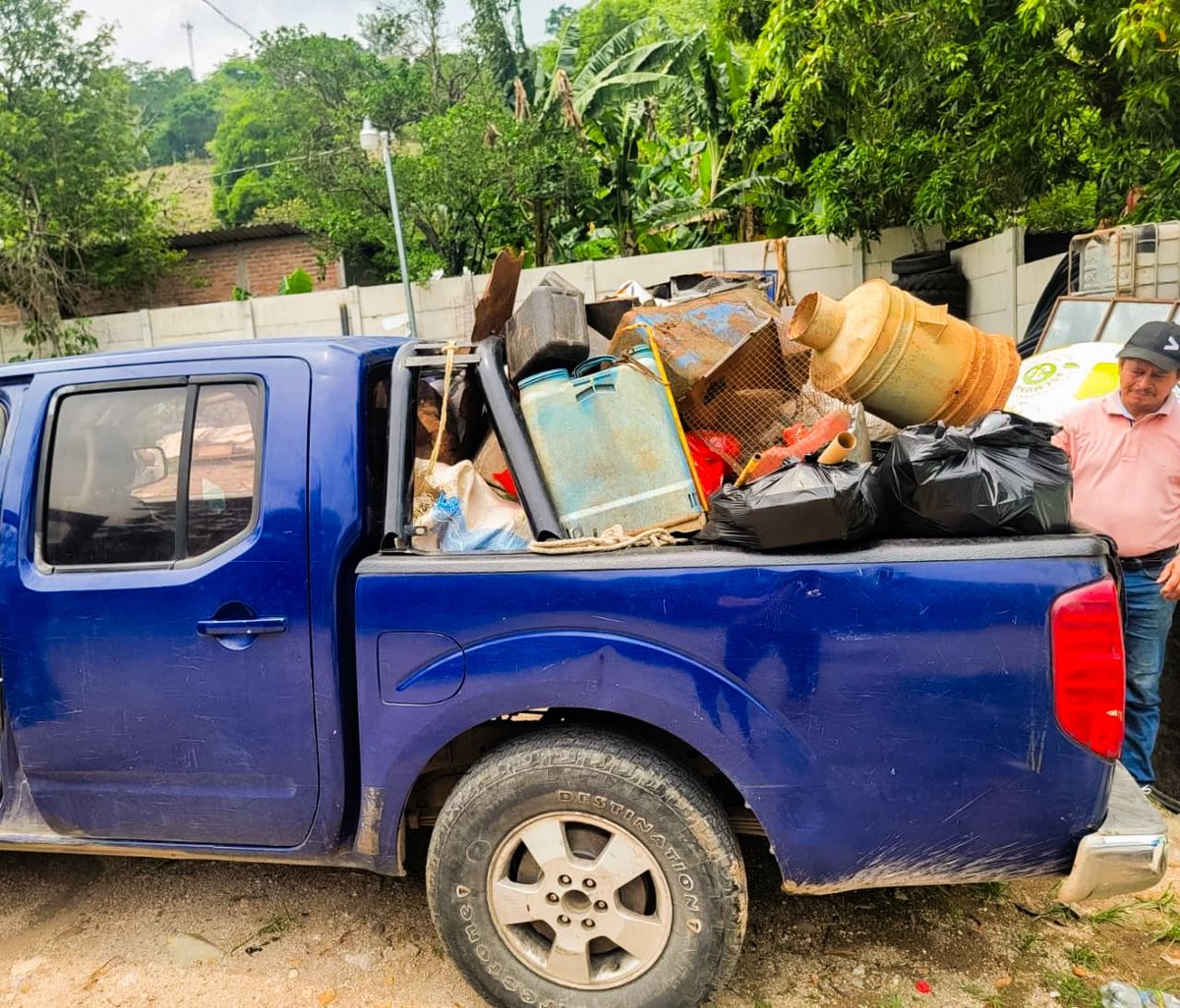 SantaAnaNorte_'s tweet photo. #SantaRosaGuachipilín || Se inició con la campaña de deschatarrizacion en Cantón Matazano, coordinada con empleados del Distrito de Santa Rosa Guachipilín y la presidenta de la ADESCO Magdalena Pineda, una lideresa Comprometida con su comunidad. ♻️🗑️ https://t.co/ysLHwdNUvK
