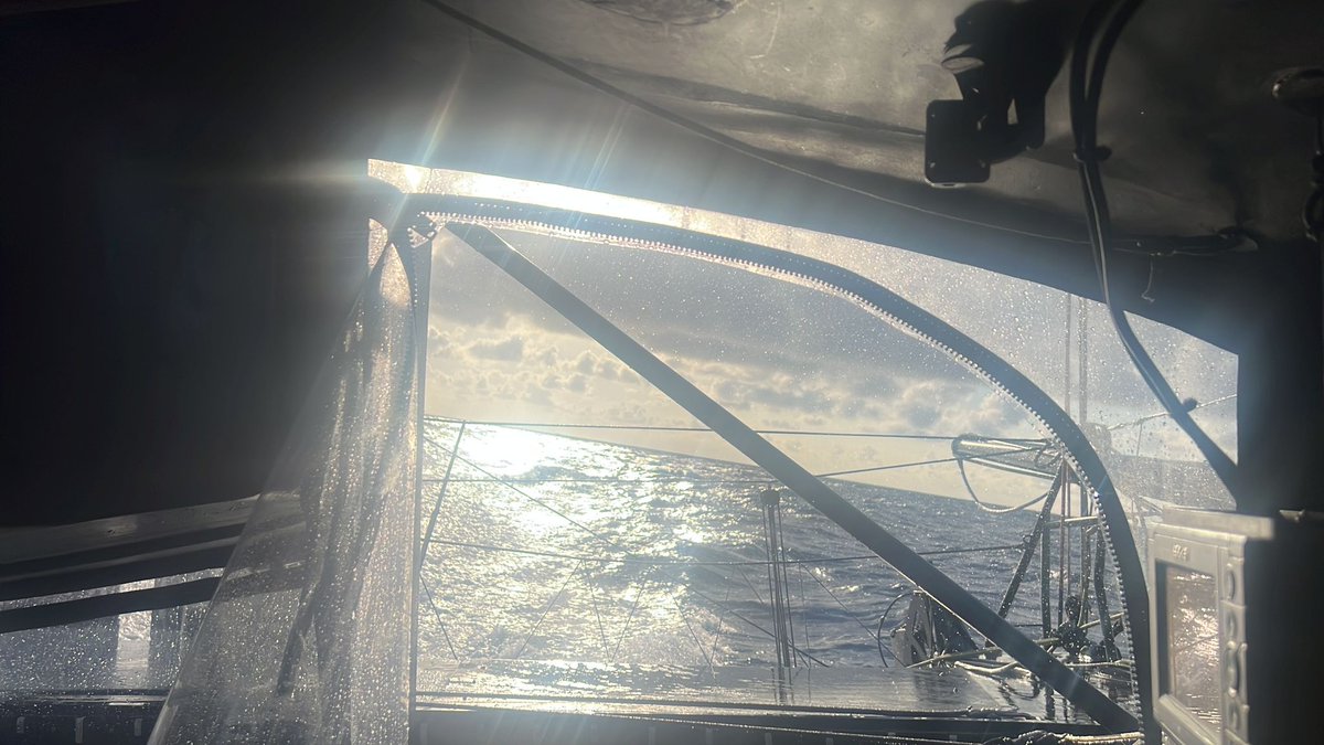 16,4 nds de moyenne sur les dernières 24h, ça bombarde sous l’Archipel des Açores 🚀
À bord de Bureau Vallée, faisant partie du groupe des Sudistes, Louis va entamer sa remontée de l’Atlantique : l’heure du près a bientôt sonné 💨
Allez Louis !! 💪

#NYV2024