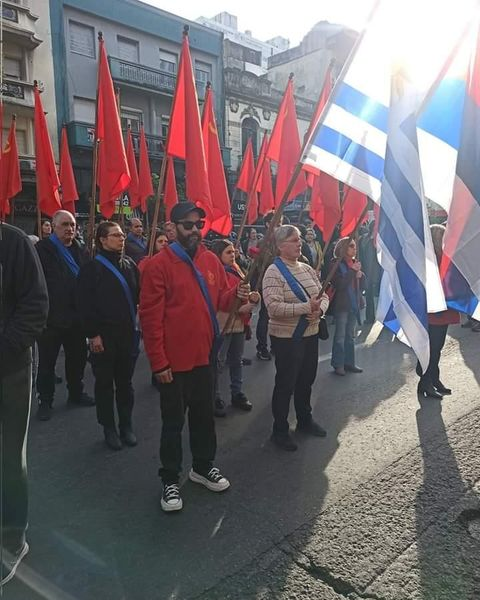 RomeroPiriz's tweet photo. Guardia #comunista en la Universidad.
Dirigentes de #Fenapes y algunos de los que "defienden" la embajada de la dictadura de Diaz Canel en #Cuba cuando manifiestan los @cubanoslibresuy por LIBERTAD.
@ConvzlaUY https://t.co/d7L1gb0jYH