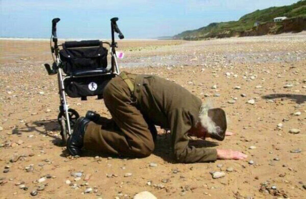 D-Day veteran returns to Omaha Beach years later!