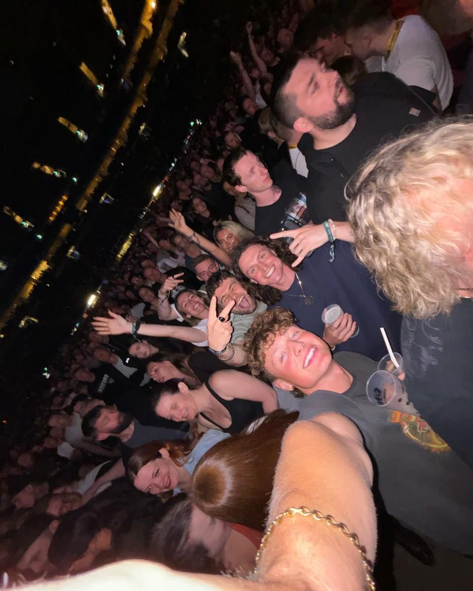 Nickelback's tweet image. Look at these photographs 🔥