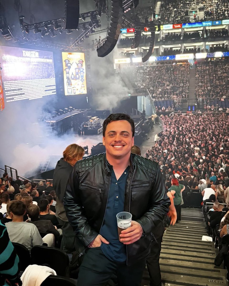 Nickelback's tweet image. Look at these photographs 🔥