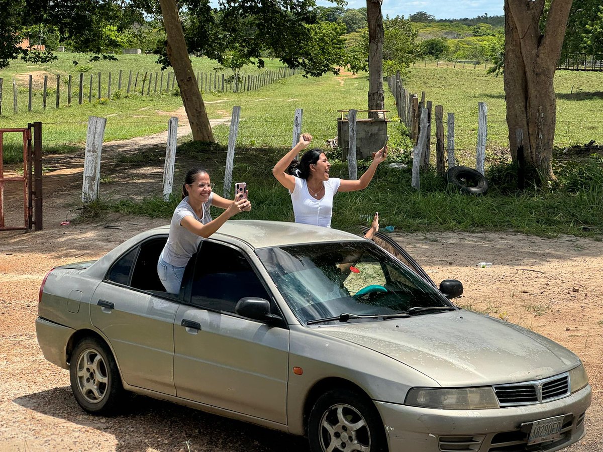 ConVzlaComando's tweet photo. ¡Entrando a Guasipati con @MariaCorinaYA! 

🏍️🏍️🏍️

Seguimos en #Bolívar, avanzando y organizando a la gente para el triunfo de @EdmundoGU. 

#VamosAGanar https://t.co/rJirUgd1Nx