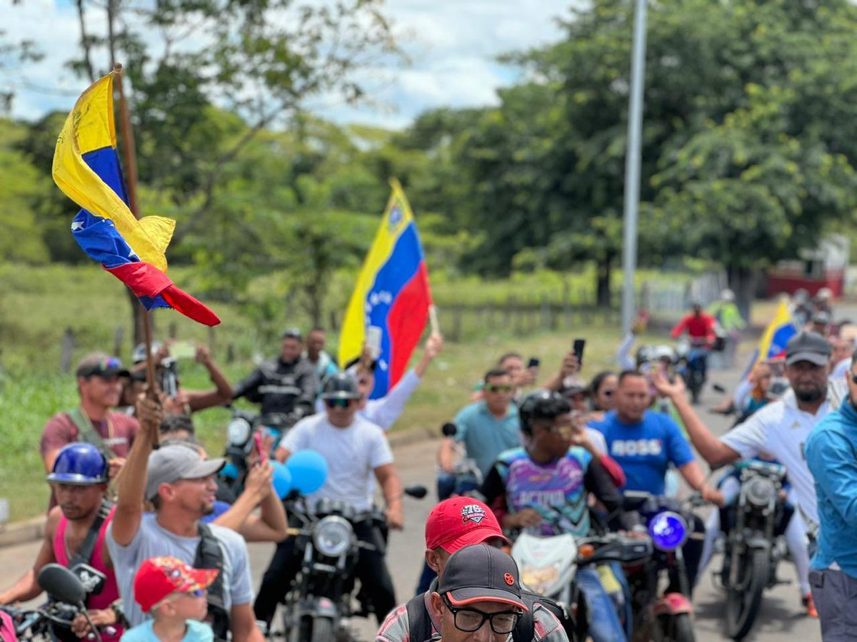 ConVzlaComando's tweet photo. ¡Entrando a Guasipati con @MariaCorinaYA! 

🏍️🏍️🏍️

Seguimos en #Bolívar, avanzando y organizando a la gente para el triunfo de @EdmundoGU. 

#VamosAGanar https://t.co/rJirUgd1Nx