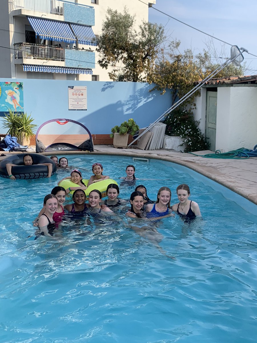 GandLMFL's tweet photo. Piscine pour les filles d’ Aragon 🕶️🇫🇷👍😀 https://t.co/gi017YuGvs