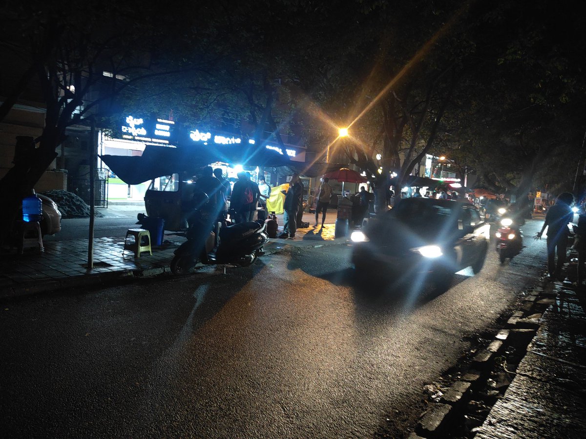 shivaroy_'s tweet photo. Hi @swaccha_bbmp  @BBMPCOMM @BBMPSWMSplComm 
I am resident of Arakere Mico Layout. Here in our area (beside South City) some of the street vendors are illegally acquired the entire footpath  which causing Lot's of disturbances for the near by residents, the crowd forms in the https://t.co/o32jK5x7f3