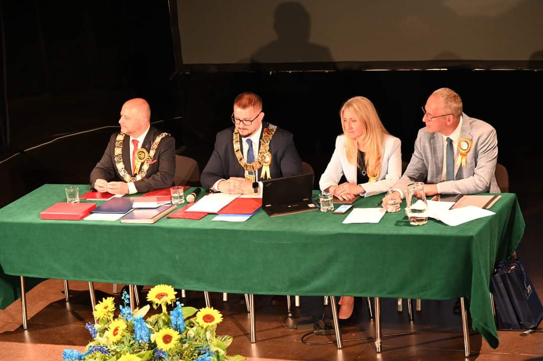 PieronczykRSL's tweet photo. W tym roku obchodzimy 65. rocznicę powstania Rudy Śląskiej w obecnych granicach administracyjnych. Z tej okazji dziś, w dniu 26. rocznicy oddania miasta pod opiekę św. Barbary i umieszczenia jej wizerunku w herbie, odbyła się uroczysta sesja Rady Miasta. 
#RudaSlaska
#samorzad https://t.co/F7ptqqxdv8