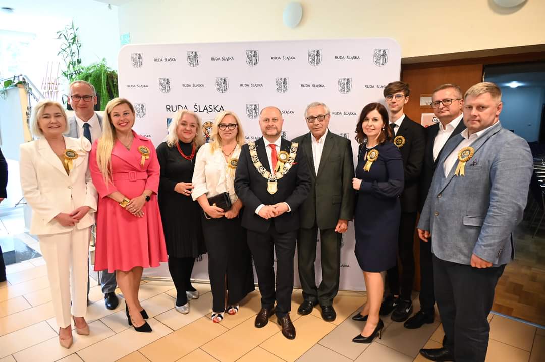 PieronczykRSL's tweet photo. W tym roku obchodzimy 65. rocznicę powstania Rudy Śląskiej w obecnych granicach administracyjnych. Z tej okazji dziś, w dniu 26. rocznicy oddania miasta pod opiekę św. Barbary i umieszczenia jej wizerunku w herbie, odbyła się uroczysta sesja Rady Miasta. 
#RudaSlaska
#samorzad https://t.co/F7ptqqxdv8
