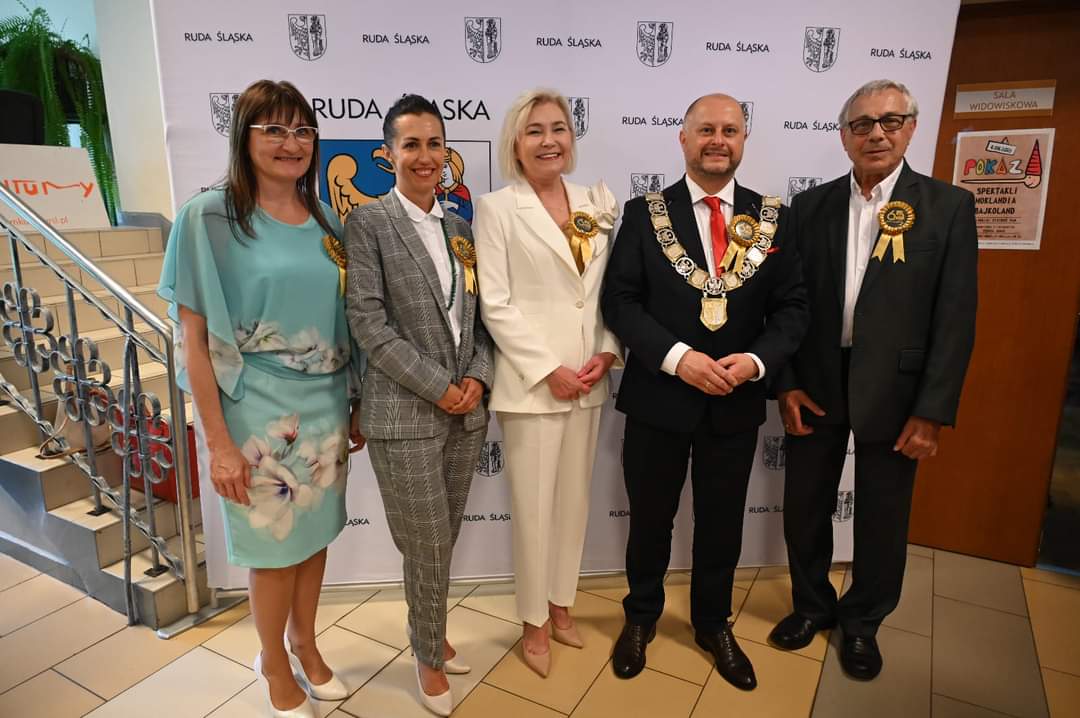 PieronczykRSL's tweet photo. W tym roku obchodzimy 65. rocznicę powstania Rudy Śląskiej w obecnych granicach administracyjnych. Z tej okazji dziś, w dniu 26. rocznicy oddania miasta pod opiekę św. Barbary i umieszczenia jej wizerunku w herbie, odbyła się uroczysta sesja Rady Miasta. 
#RudaSlaska
#samorzad https://t.co/F7ptqqxdv8