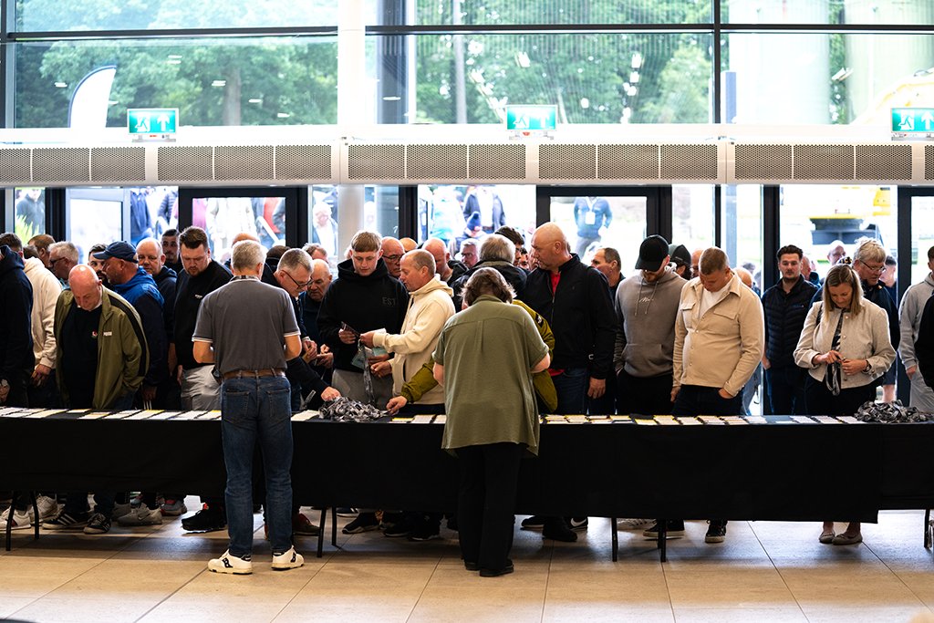 jnbentley's tweet photo. 🎉🌟🤝2,200+ people, two days, one location…

All 2,200+ colleagues from @jnbentley, Mott MacDonald Bentley (MMB) and @JBABentley gathered for the very first time – coming together as one team to focus on important topics including health, safety and wellbeing in our industry. https://t.co/3U1yPbhB8F