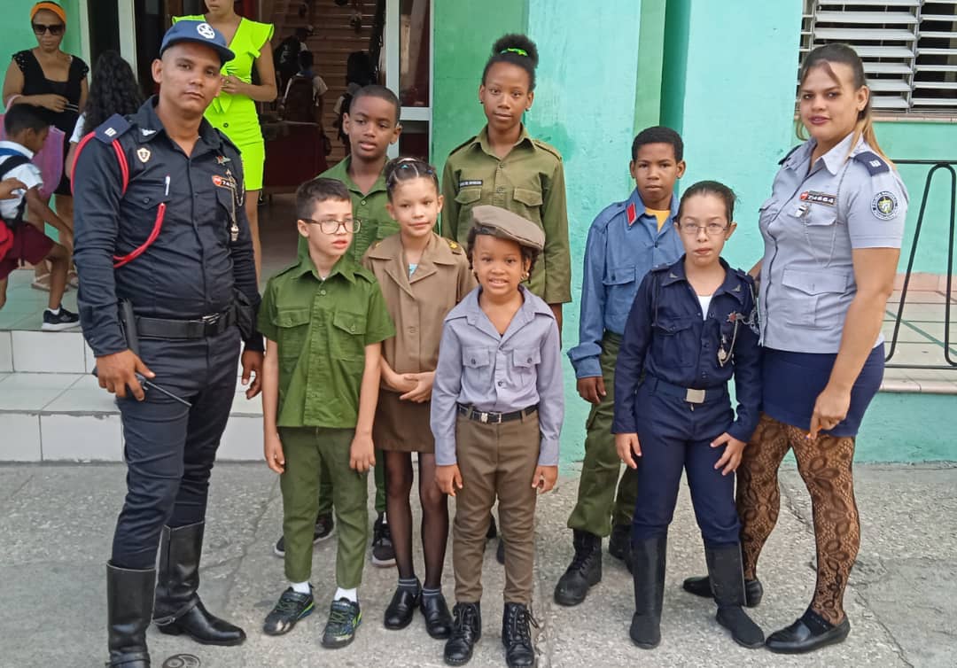 ElaGtmo's tweet photo. En #Guantanamo no falta el reconocimiento de las nuevas generaciones a ellos y ellas: los combatientes del @minint_cuba en la primera línea de la defensa de #Cuba y la tranquilidad de sus coterráneos. Son de la #GenteQueSuma y seguimos acompañándolos porque #JuntosPodemosMás https://t.co/MRsKDdxTdL
