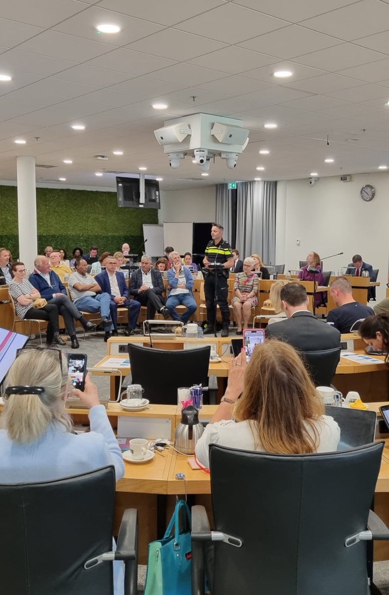 Stond ik dan.. beetje ongemakkelijk maar wel trots! Mooie woorden vanmiddag van de burgemeester en waardering vanuit de gemeenteraad. Voor mij persoonlijk maar ook voor ons team! 

Dit ivm 5 jarig jubileum van de gemeente Haarlemmermeer. 💙