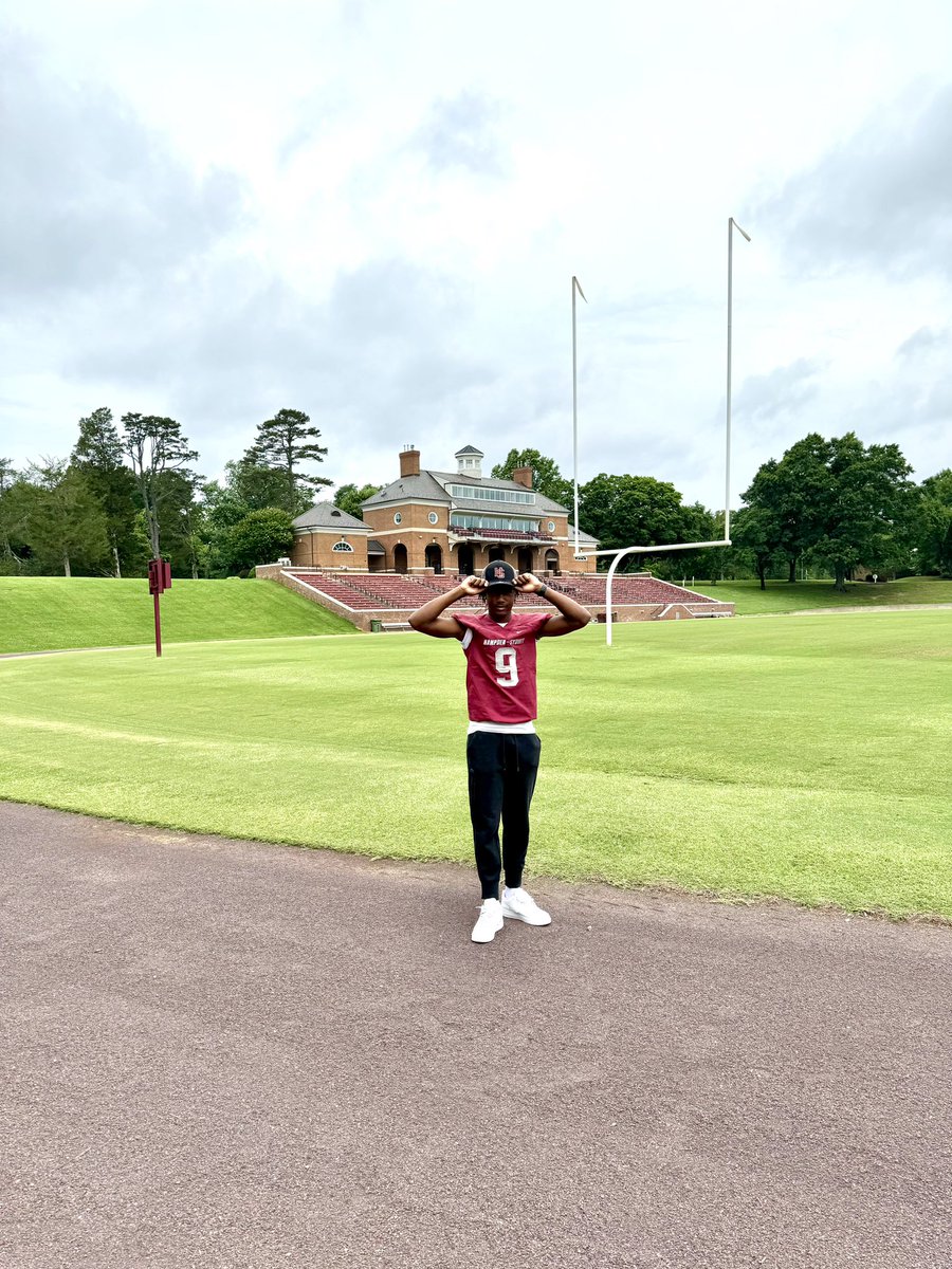 mjmitchell06's tweet photo. Had a wonderful time visiting @HSC__FOOTBALL and meeting with the coaches. Can’t wait to come back in the fall 🏈
@Coach_Luvara @WillMargraff @LBHSfootball @CoachMMitch https://t.co/cFk9LTa7tw