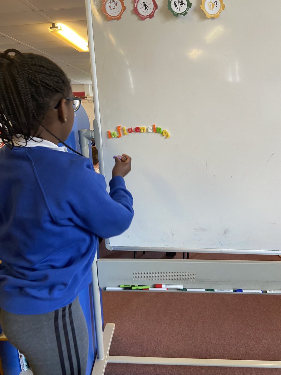 We practise our spelling words using lots of strategies. 🔡 @DycePrimary