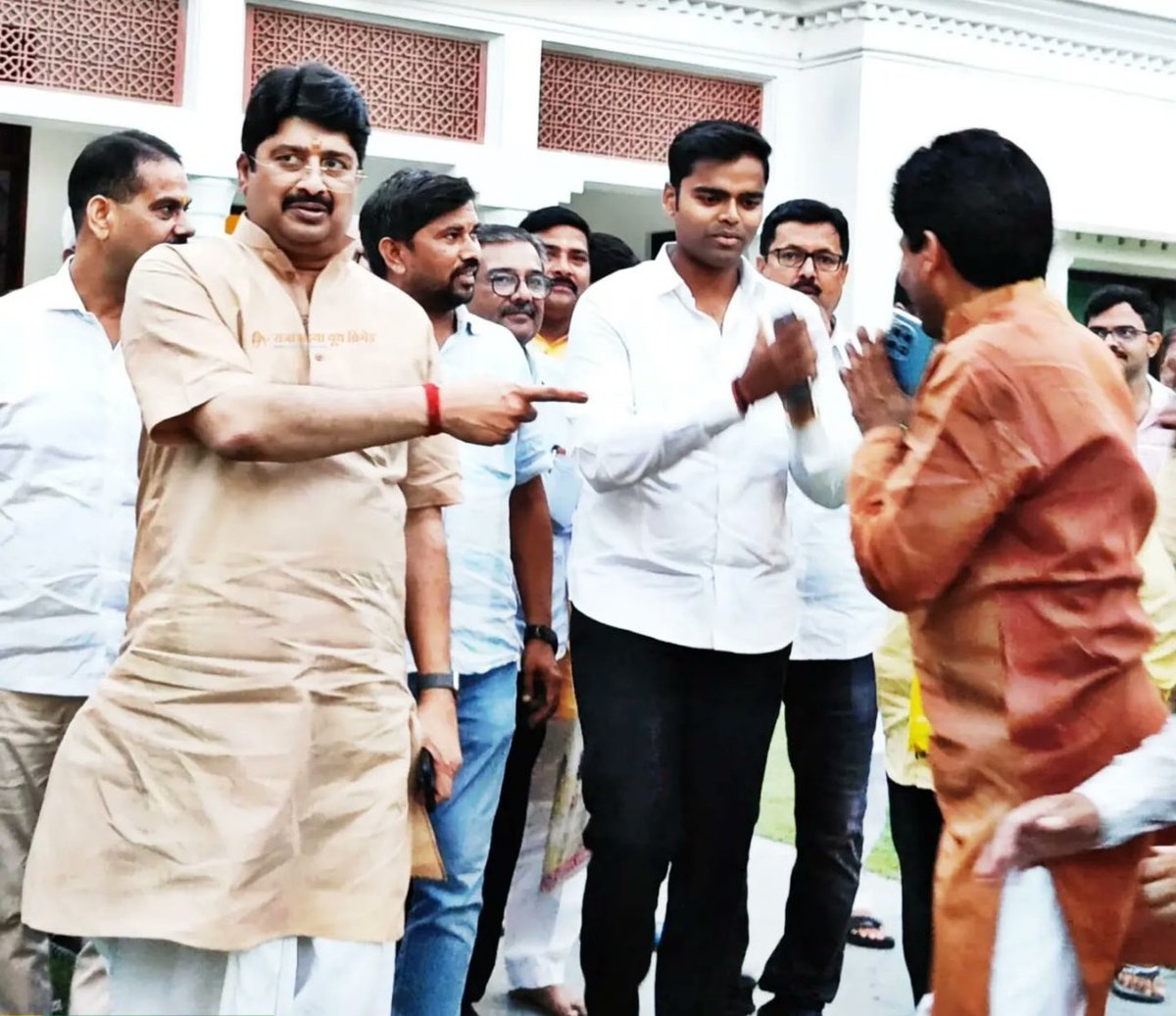 “सीख इस नव निर्वाचित सांसद कौशांबी से ली जा सकती है”

बाँकी हरी हरी
🙏