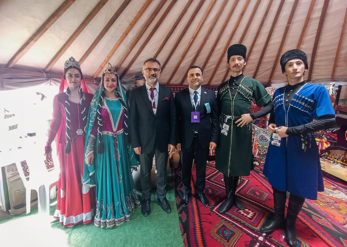 Fsmvusks's tweet photo. Fatih Sultan Mehmet Vakıf Üniversitesi olarak 6. Etnospor Kültür Festivali’nde yerimizi aldık.

Geleneksel oyunlar, kültürel faaliyetler, ülke tanıtımları ve daha fazlasının yer aldığı festivalde gelen misafirlerimizle buluştuk. 

İlk gün geride kaldı, yarın görüşmek üzere👋🐎🏹 https://t.co/UDpXYUFaTa