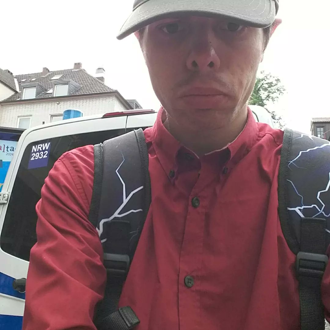 ReneBorn9's tweet photo. @Yumy_PoroSnacks Ich stehe hinter einem Streifenwagen https://t.co/Ish8veMs77