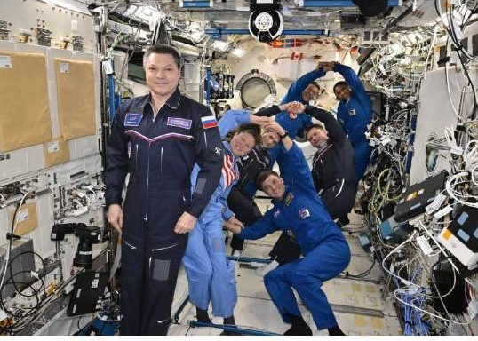 SpaceEdWriter's tweet photo. New space record for total stay in orbit - Oleg Kononenko: 1000 days in space! Image credit: Roscosmos https://t.co/XSgiuzmNis