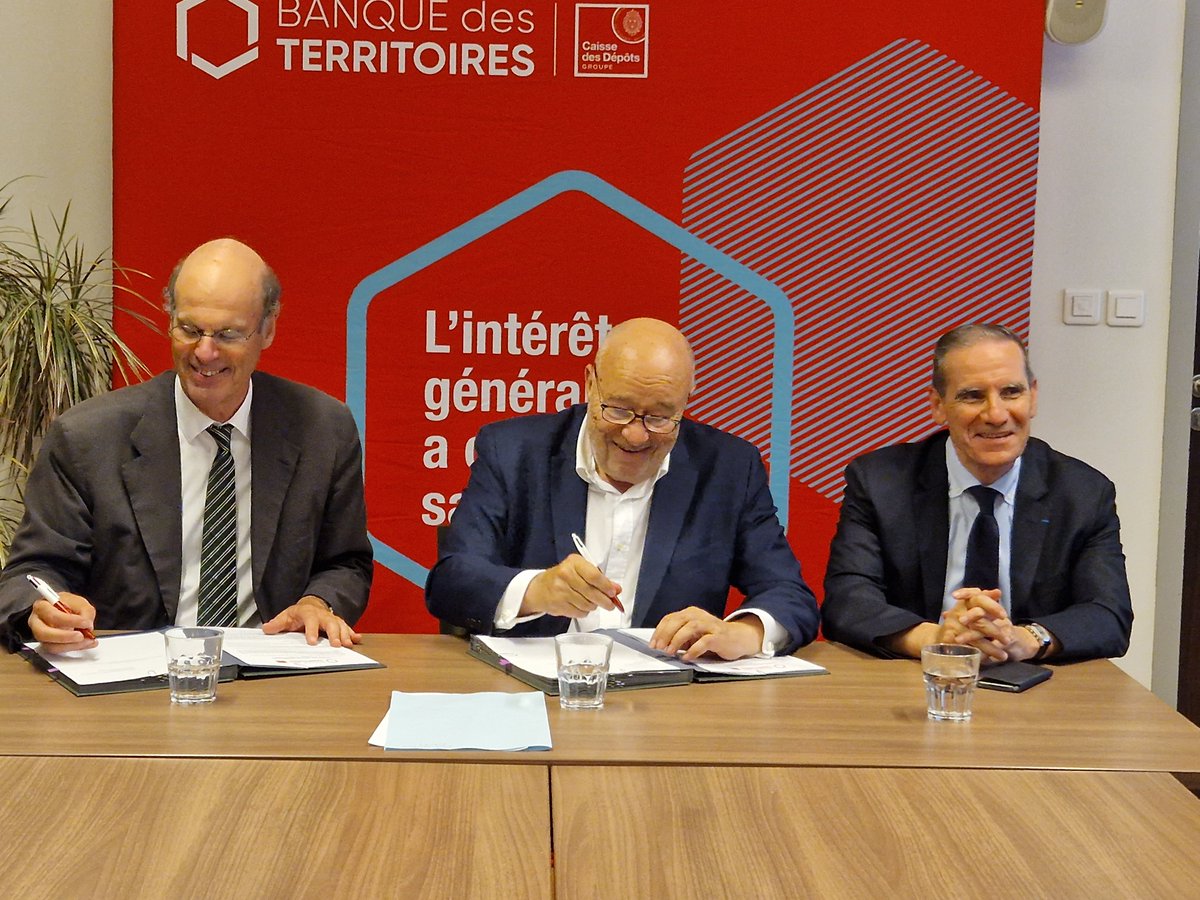 BdT_Occitanie's tweet photo. [Résilience fibre] 🛜
Signature de la convention de financement pour le schéma local de résilience du réseau de fibre optique avec @JMBaylet, Président du Syndicat Mixte d’Aménagement du Tarn-et-Garonne
 @ladepeche31 https://t.co/MG6GjX0QTL
