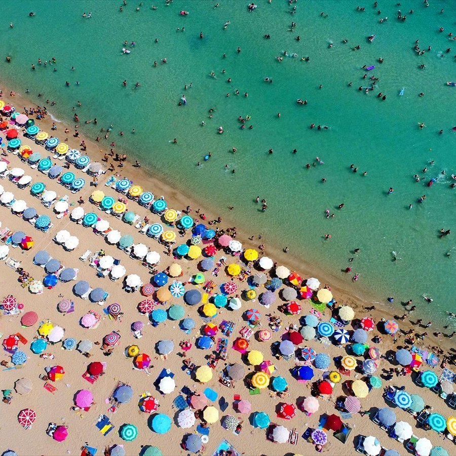 Aydın'ın Didim ilçesinde halk plajlarındaki şezlong ve şemsiyeler ücretsiz oldu.