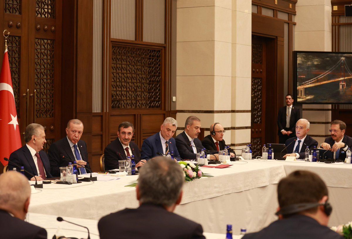 Türkiye-Özbekistan Yuvarlak Masa Toplantımızı, Cumhurbaşkanımız <a href="/RTErdogan/">Recep Tayyip Erdoğan</a>, <a href="/president_uz/">Shavkat Mirziyoyev's Press-service</a> Şevket Mirziyoyev, Bakanlarımız, Özbekistan Türk iş dünyası temsilcilerinin katılımıyla gerçekleştirdik.

Toplantımızın; karşılıklı yatırımlar ve ticaret hacmimizin daha üst seviyelere