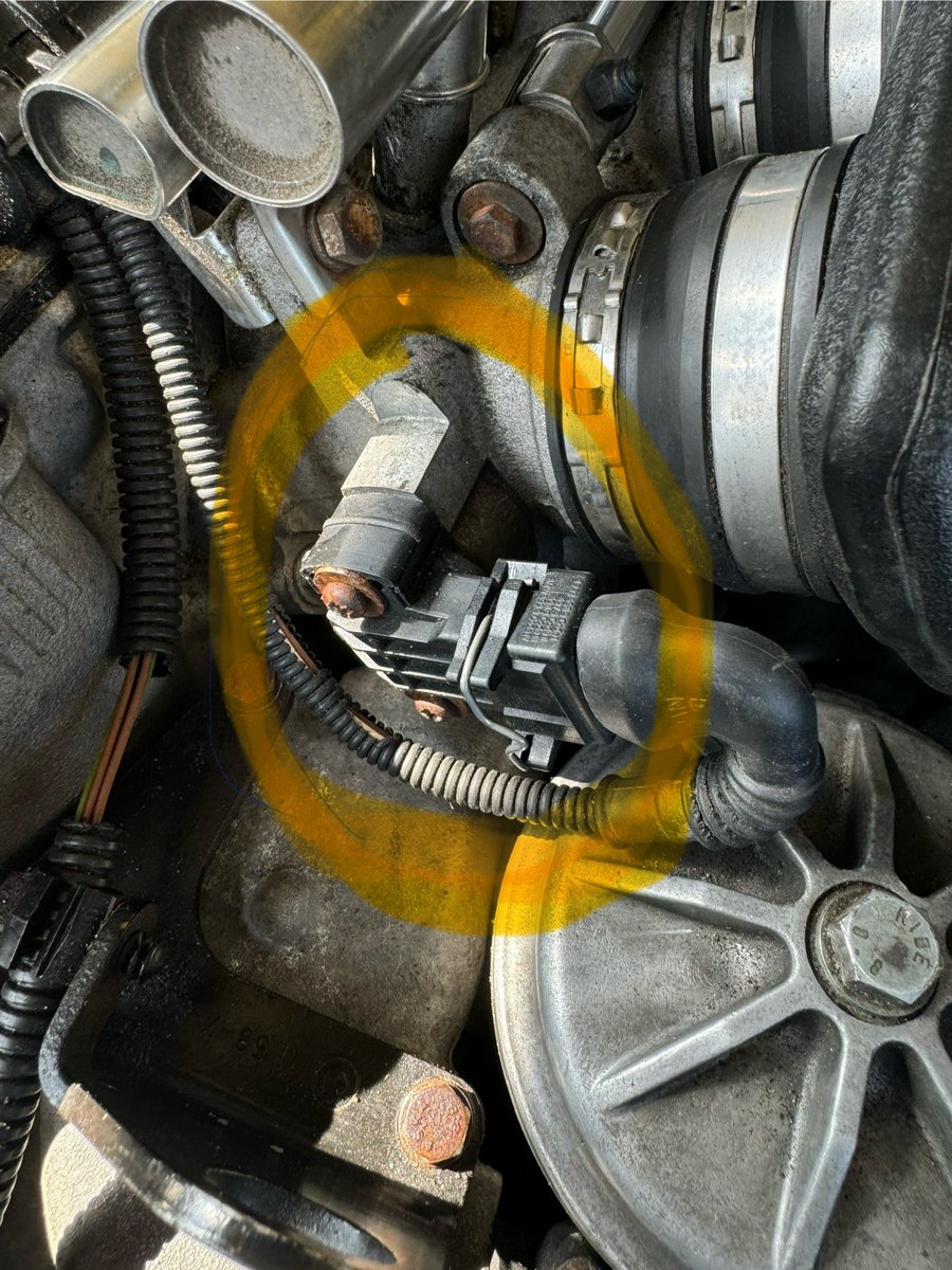 Pirateofchance's tweet photo. Help car Twitter! Has anyone in the vicinity of Goodwood got a BMW E46 M3 potentiometer switch spare! I am here for @Missionmotorspt day tomorrow and a car that doesn’t want to play. Please RT. https://t.co/e0v7GiFUSz