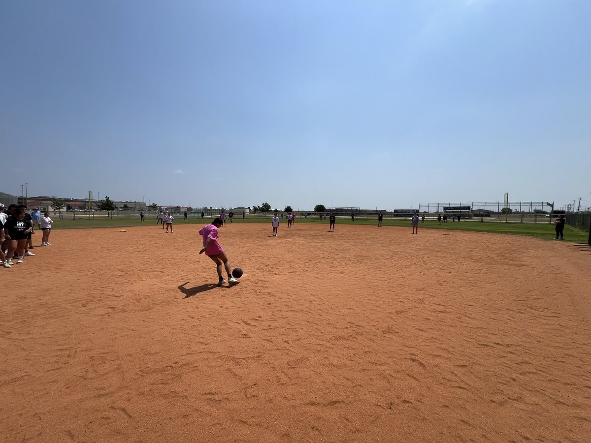 HarlanHawks_SB's tweet photo. Kickball with @HarlanBaseball has begun!!!! https://t.co/FKjLs7AOQt