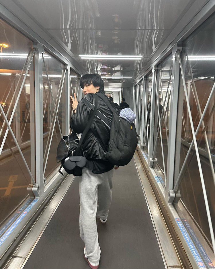 N0MU74's tweet photo. 🚏 #ชาวม่วงส้มอินลอนดอน 、

มันแบกบ้านมาด้วย 🤦🏻 —– ดีดได้แค่ก่อนเทคออฟเท่านั้นแหละ หลังจากนั้นเป็นหมาเน่า w / @VIX0LWHIZ https://t.co/tMBBzqw7MI