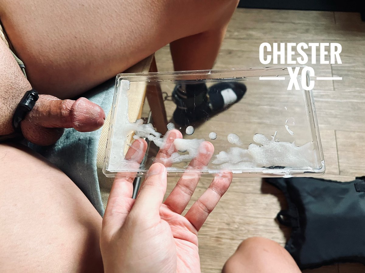 chester_xc's tweet photo. ｜三個月來的第一發｜
主人@Bondagepuppy19 將我固定在椅子上，雙腿用強制分腿腳銬固定在椅子下方，讓我無法夾腿，同時方便主人把玩。即使解鎖，依舊無法自行嚕屌，想嚕屌爽噴，只能在主人的���中噴，因為自從認主被鎖上的那一刻起，都已被主人掌控，我永遠嚕不到！ https://t.co/fX7ah9hXHS
