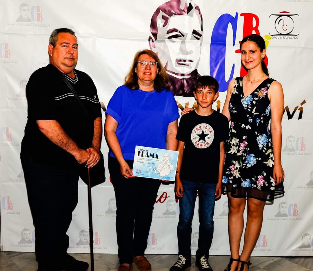 FallaBSR's tweet image. El passat dia 4 anarem a replegar la Distinció FLAMA, otorgada pel @CasalBiB, al correcte ús de la Llengua Valenciana en els cartells de la falla gran.
Un plaer rebre-la, @XavierHerrero 
#Falles2024 #FallaBSR #JuntsMolemMes #NdP #EnValencià #Flama