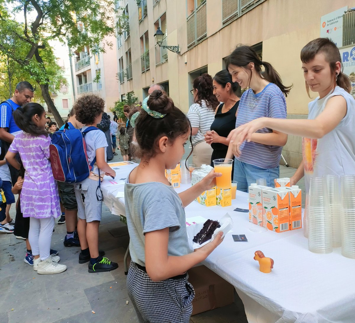 FundacioLaRoda's tweet photo. Avui celebrem el Dia de l'Associacionisme Cultural Català amb desenes de nens i nenes del barri!😊
Gràcies a tots els que ho heu fet possible💙
@AteneusCat
#DASC #DASC2024 #AssociacionismeCultural https://t.co/RVlGmwdm9o