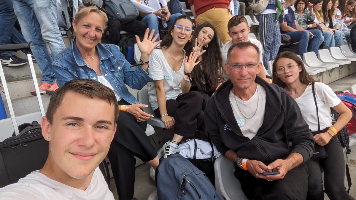 gaubert_natacha's tweet photo. Festival National des minientreprises, nous avons décerné le prix de la bonne humeur et du fair play à  nos élèves 
 Ils ont été top mais nous ne ramenons aucune médaille 
 Ce que nous ramenons a beaucoup plus de valeur: l'amitié, le respect, la solidarité et la bienveillance. https://t.co/hYgQ1EYGH1