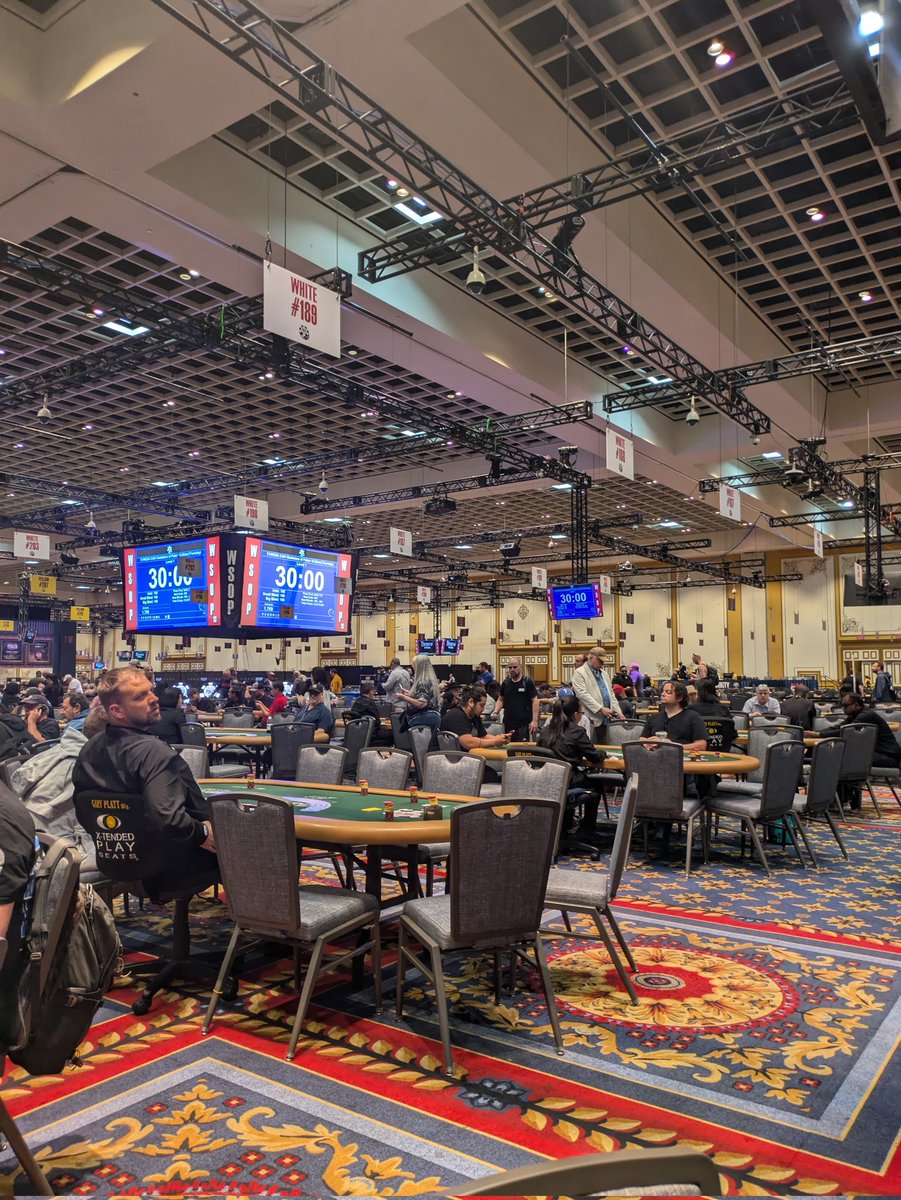 neosyu's tweet photo. Quel kiff. Début imminent du WSOP Gladiator. #wsop https://t.co/gCjTRVtOfW