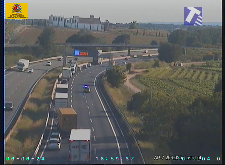 transit's tweet image. ❌ A l'AP-7 a Castellet i la Gornal hi ha 2 carrils tallats en sentit sud per l'incendi d'un vehicle 

#AP7