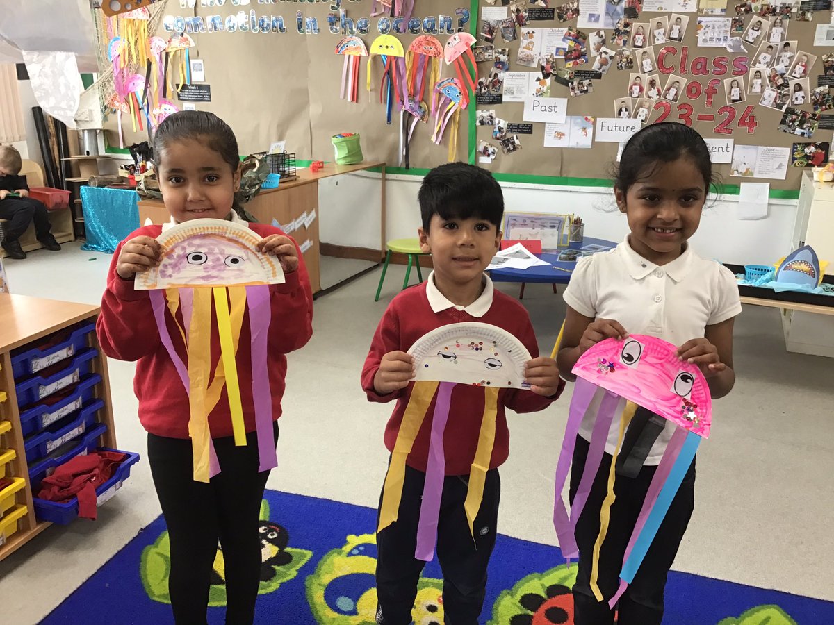 Highlees's tweet photo. This week EYFS have started their new topic “ Who is making a commotion in the ocean?”
The children used their creative skills to make jellyfish for our display 🌊 https://t.co/GYE2DKymOy