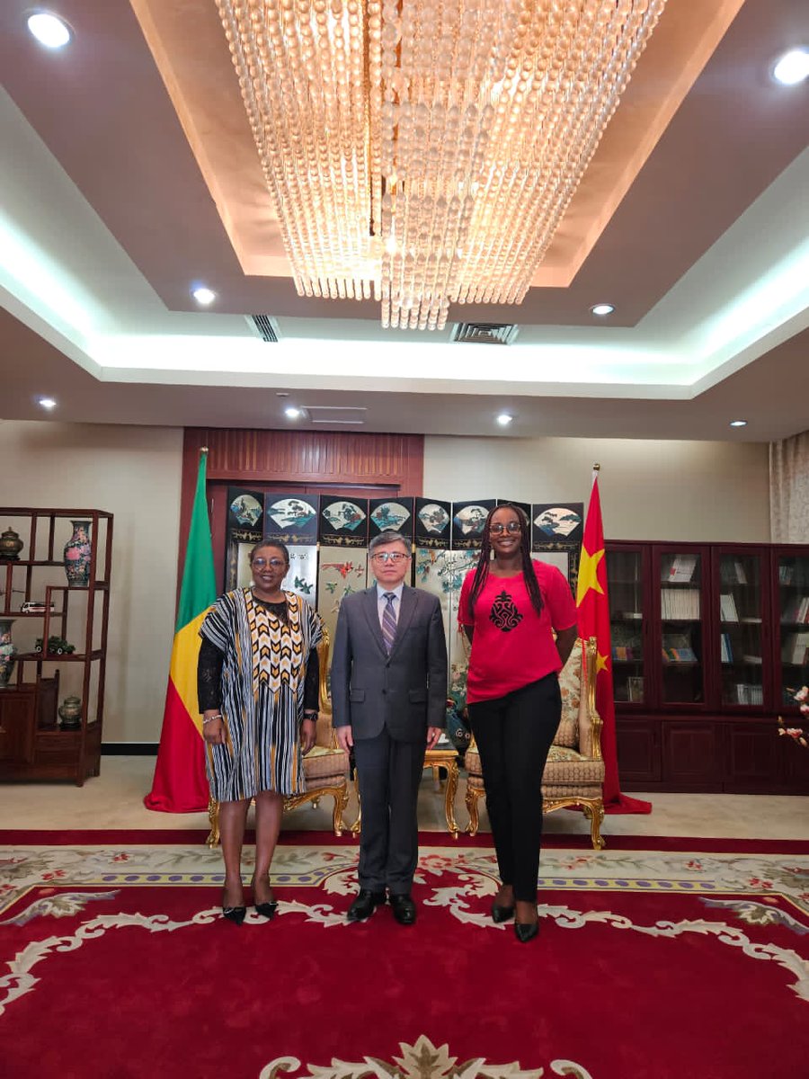 DjinouFlore's tweet photo. Ravie d'avoir pu échanger avec S.E.M #PengJingtao de l'@AmbChineBenin ensemble avec la Présidente de l'@INFBenin autour du plan stratégique de l'institut et des pistes de collaboration.  Un beau projet en perspective pour octobre prochain pour le bonheur des femmes et filles. https://t.co/XOndu7ACgk