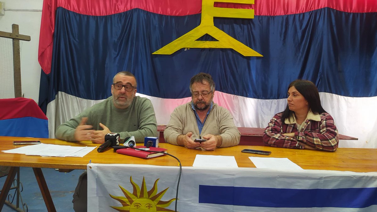 El diputado Carlos Rodríguez Gálvez denunció clientelismo político en OSE y el ingreso irregular de personas vinculadas al P.N al organismo. En el local central del F.A Rodríguez Gálvez denunció la situación y responsabilizó al secretario de presidencia de OSE Guillermo Datti