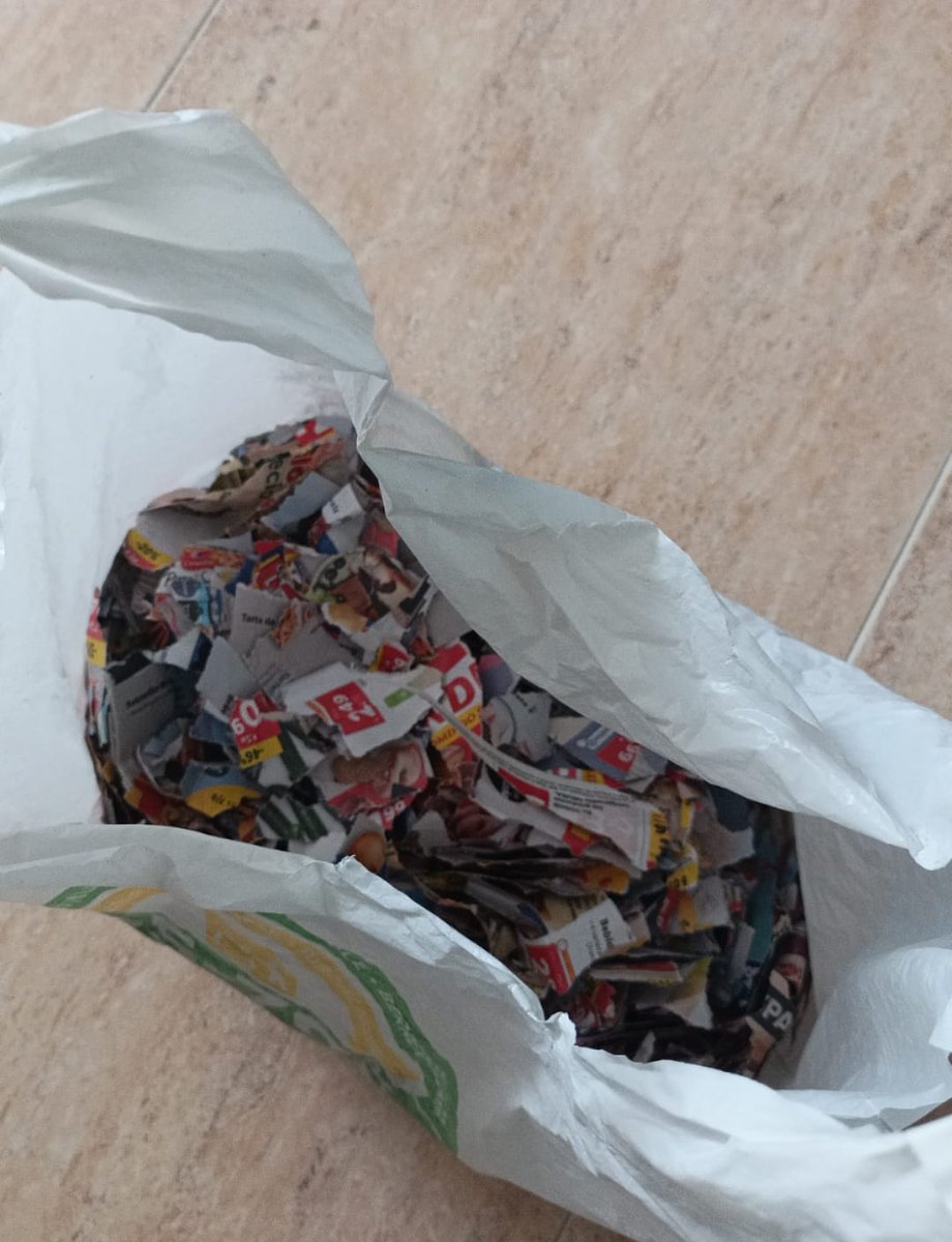 COMEPIPASFRENTE's tweet photo. Ya nos van llegando fotos de bolsas de papelitos para la #papelada del sábado, que nosotros tiraremos desde dentro del estadio al bus en el recibimiento y después a la salida de los equipos al campo.
Vamos @MalagaCF a por todas!! https://t.co/ha9RyAMXrv