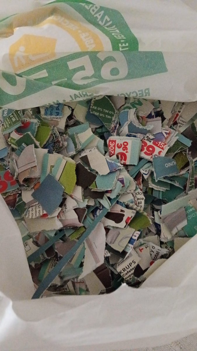 COMEPIPASFRENTE's tweet photo. Ya nos van llegando fotos de bolsas de papelitos para la #papelada del sábado, que nosotros tiraremos desde dentro del estadio al bus en el recibimiento y después a la salida de los equipos al campo.
Vamos @MalagaCF a por todas!! https://t.co/ha9RyAMXrv
