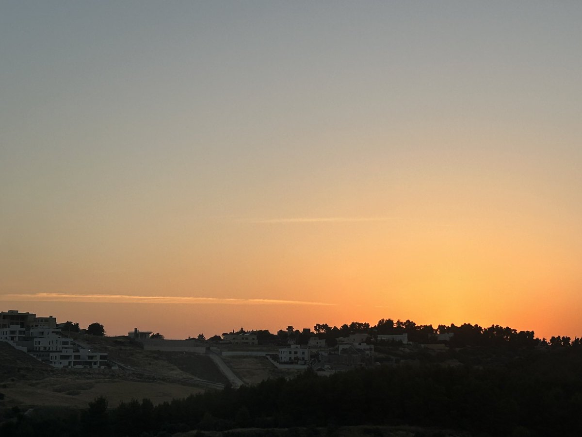 RamziMaaytah's tweet photo. #Sunet in #Jordan after a blistering hot early summer day. The UN recently issued a wakeup call was the hotest May on record. its last call to take global warming seriously #globalwarming #hotmay in region most volunerable to water shortage, #climatechange #foodinsecurity https://t.co/pYJvdWEL8p