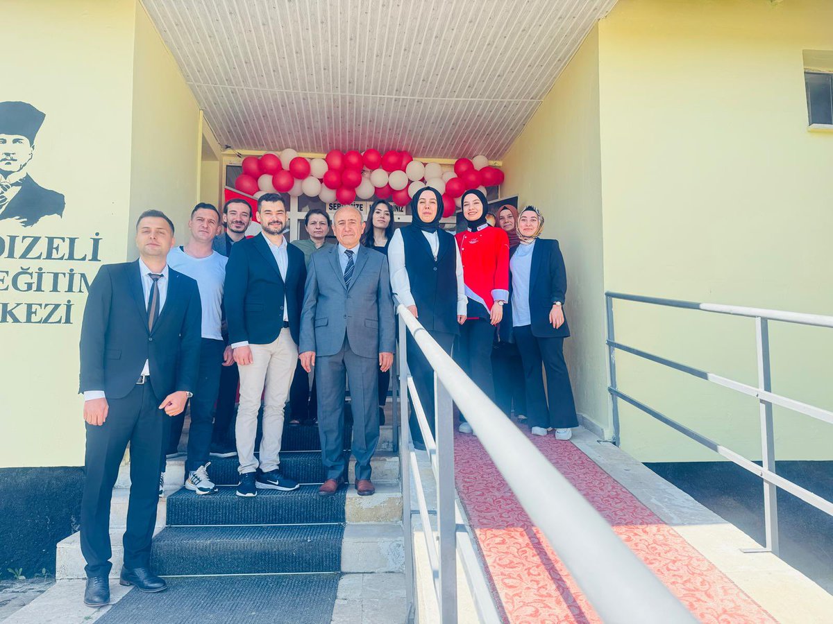 Yıldızeli Halk Eğitimi Merkezinde yapılan yıl sonu sergisine Sayın Kaymakamımız ve eşi hanımefendi, Belediye Başkanımız, İlçe Milli Eğitim Müdürümüz, Türk Eğitim-Sen Başkanı Yüksel Yiğit, Sivas Kültür A.Ş. Genel Müdürü Adem Kehçi ve kurum amirleri katıldılar.