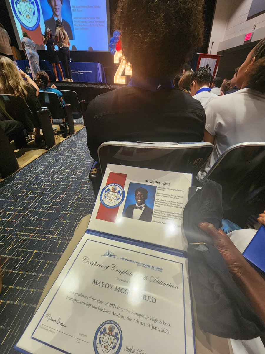 mayoy_mc's tweet photo. A proud graduate of the Entrepreneurship &amp; Business Academy at Kempsville High School. I am beyond grateful for these four years with the EBA and I am now onto the next chapter of life! #OKF #EBA https://t.co/JxOwoHu1UU