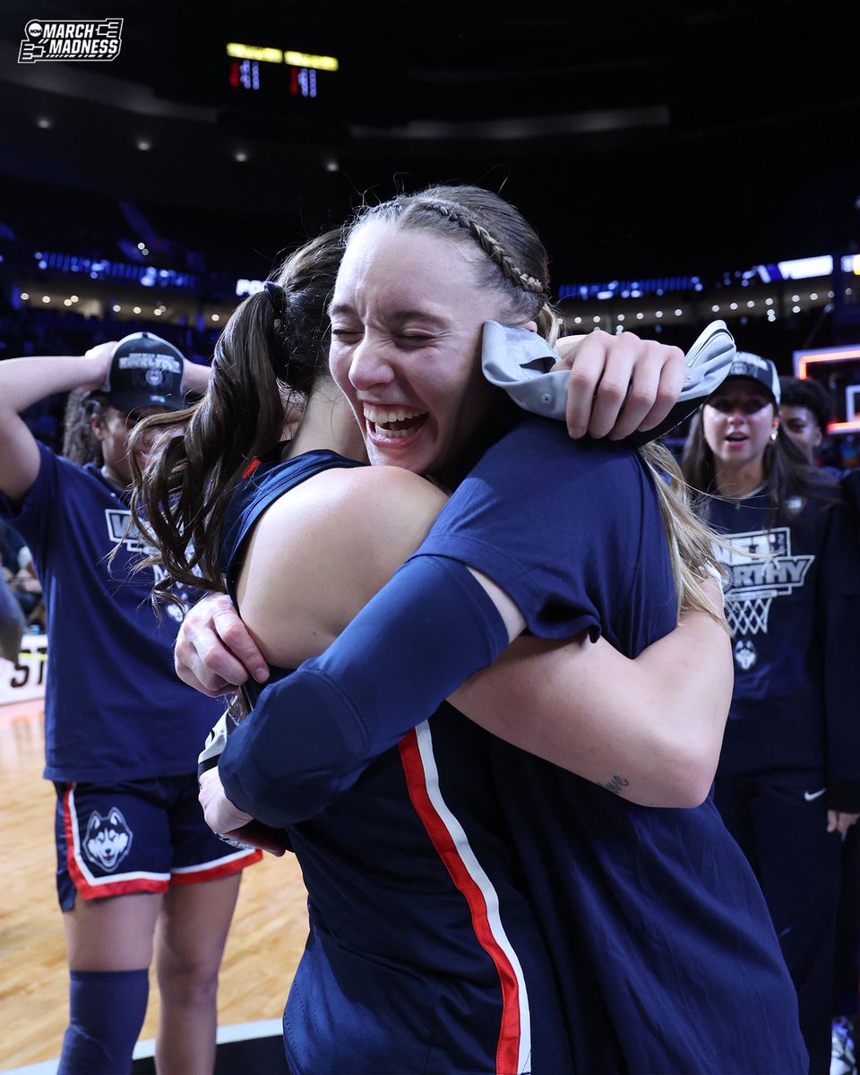 MarchMadnessWBB's tweet photo. Teammate moments from #MarchMadness 🫶 

#NCAAWBB https://t.co/fRazdMtRwF